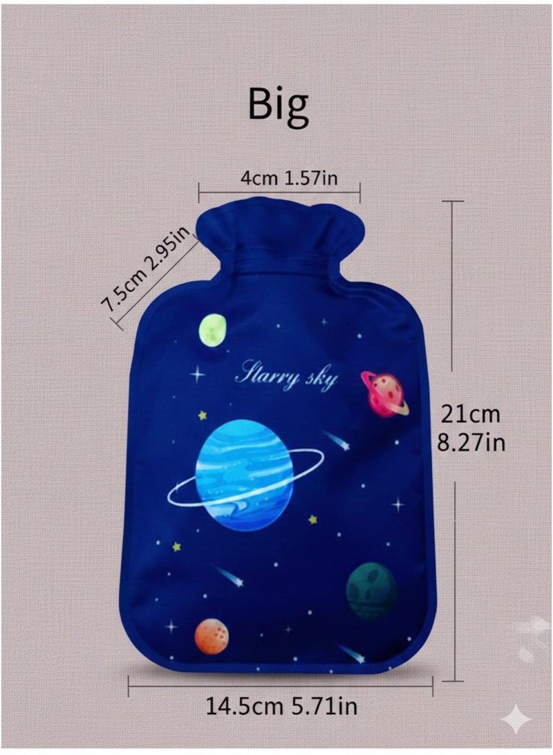 كمادة حرارية حارة وساخنة قابلة لإعادة الاستخدام - كيس ماء ساخن عالي الجودة لتخفيف الألم وتدفئة الجسم - كمادة مائية بتصميم الفضاء مثالية الحجم لعلاج آلام الظهر والبطن والكتف والركبة والقدم - كيس للماء الحار (كمادة مويه) مزود بغطاء محكم الغلق لحفظ الحرارة وتخفيف التورم والتقلصات والحمى - تصميم "لون الفضاء" أزرق جذاب. - Image 2